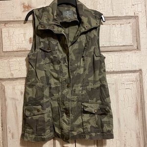 Vanity camo sleeveless jacket